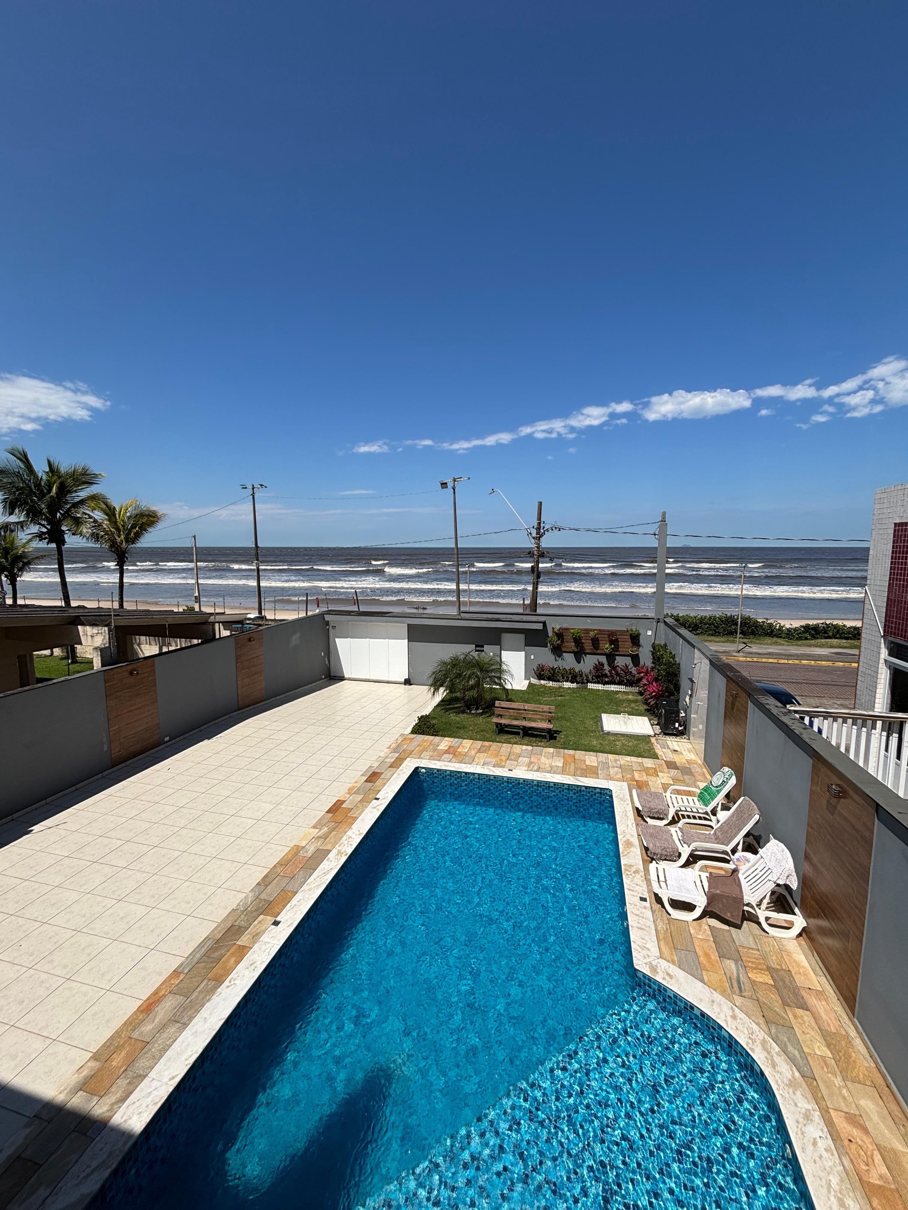 Imperdível Casa à Venda no Centro de Itanhaém-SP: 5 quartos, 5 suítes, 323m² de puro conforto!