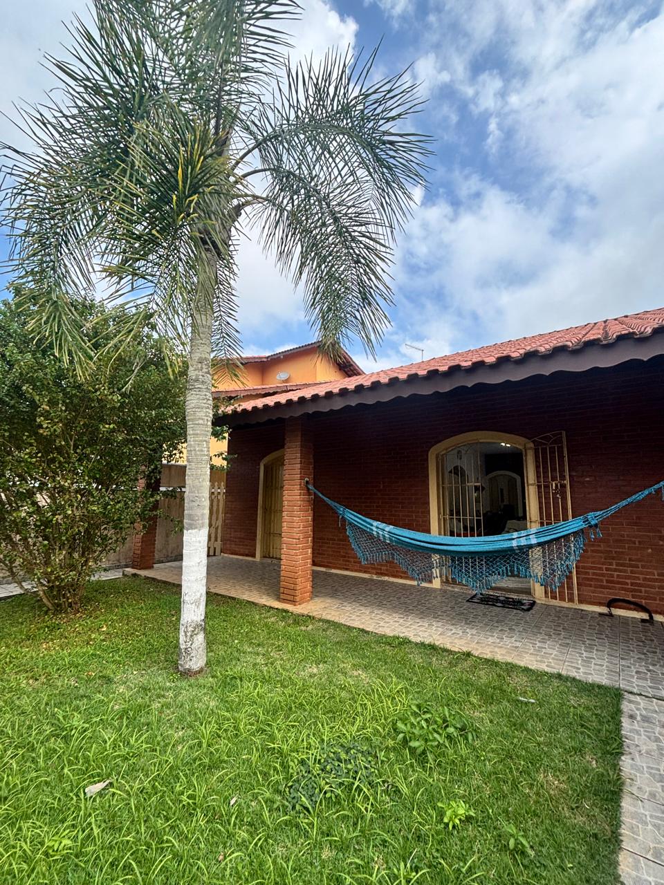 Casa à venda em Itanhaém-SP, no bairro Grandesp: 3 quartos, 1 suíte, 4 vagas de garagem, 160m². Confira!