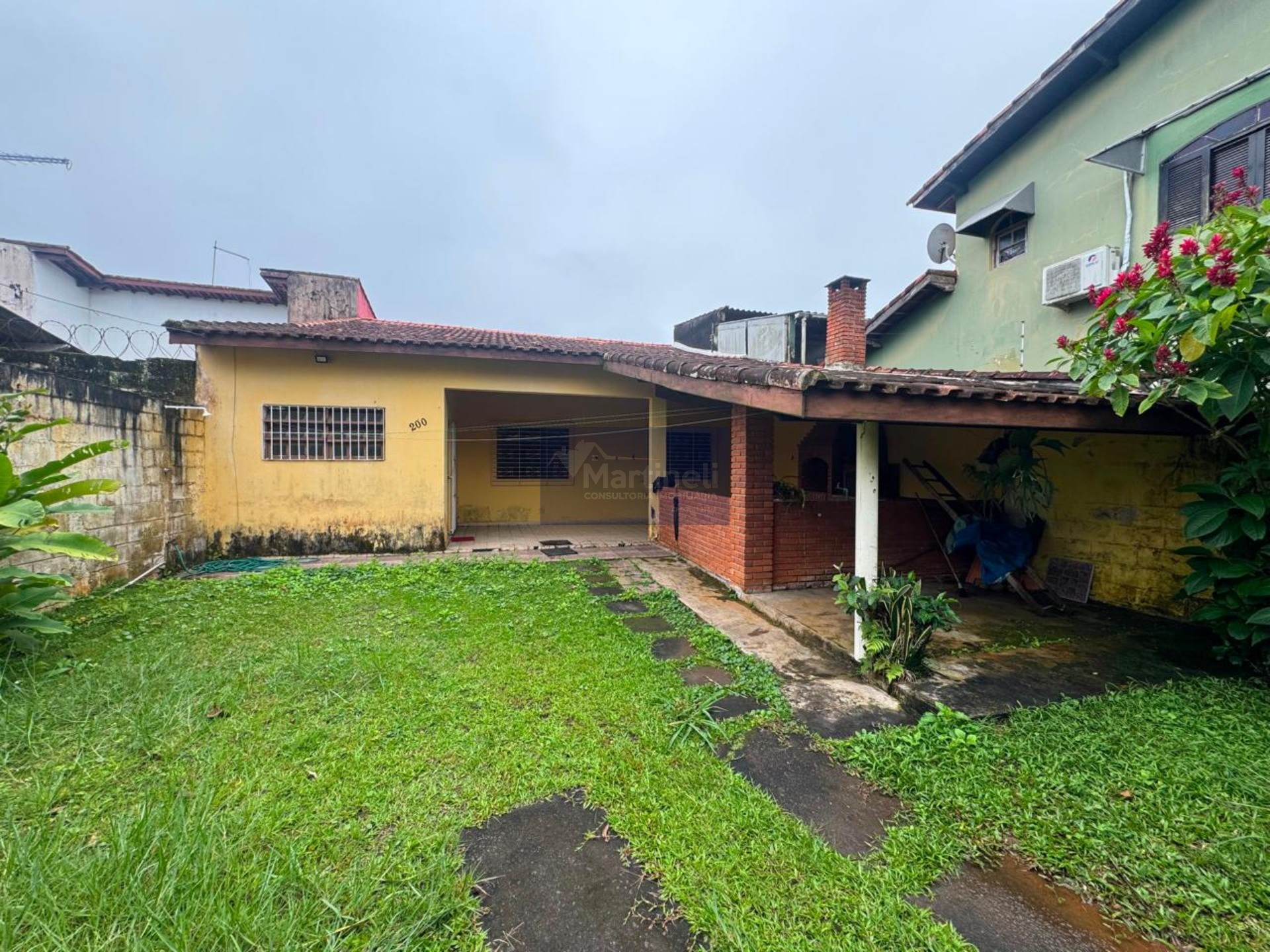 Imperdível! Casa à venda em Itanhaém-SP, no bairro Belas Artes, com 2 quartos, 1 suíte, 8 vagas de garagem e 89m².