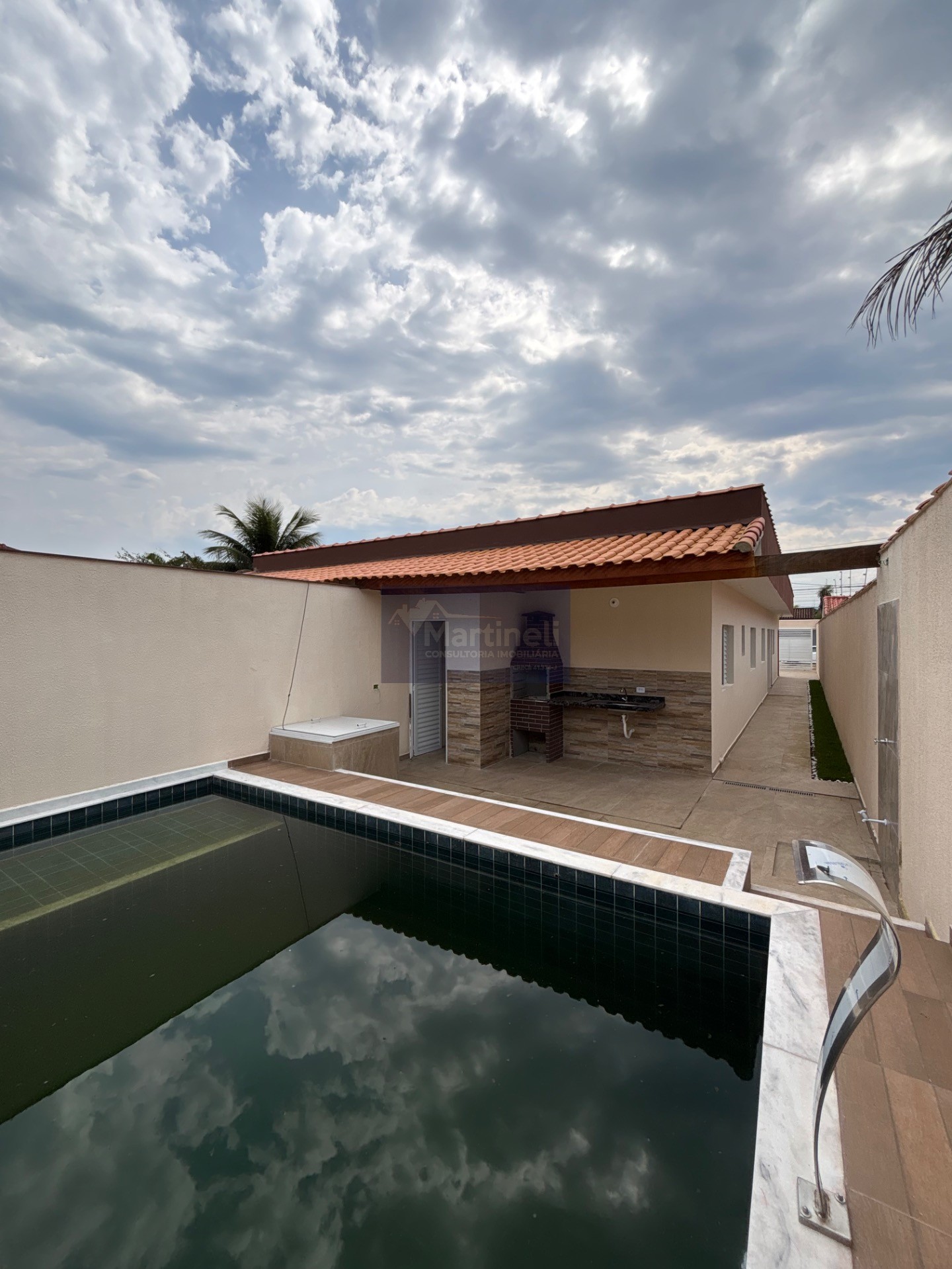 Casa à venda em Itanhaém-SP, bairro Cibratel 2: 3 quartos, 1 suíte, 1 sala, 3 banheiros, 2 vagas, 99m². Venha conferir!