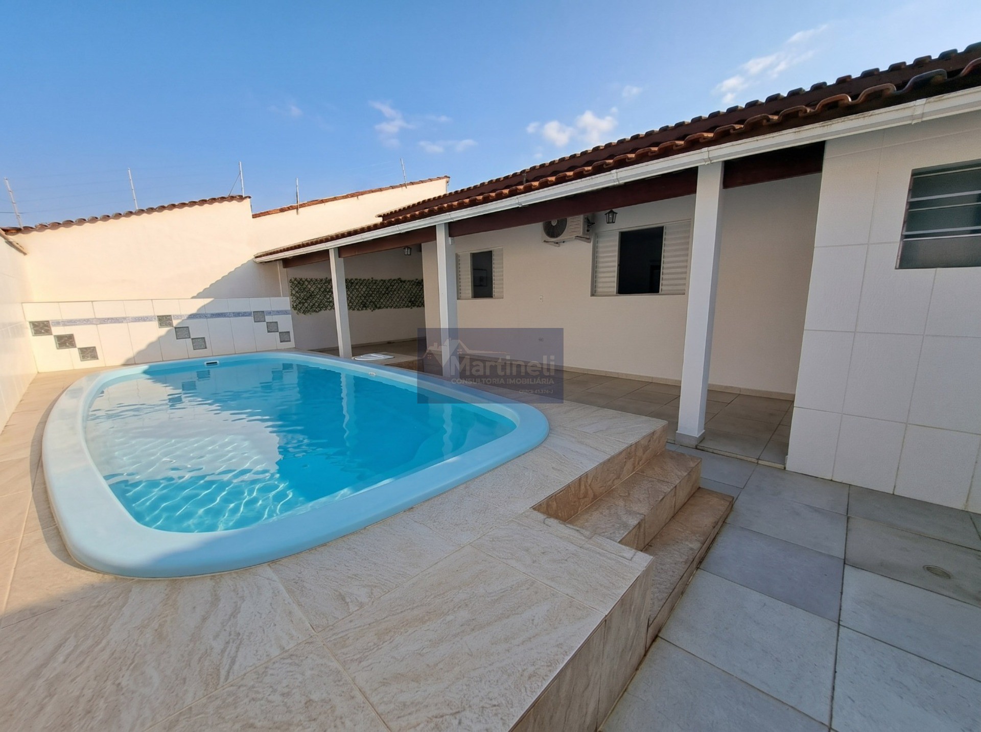 Casa à venda em Itanhaém-SP, bairro Cibratel II! 4 quartos, 1 suíte, 5 vagas de garagem, 165m² de área!