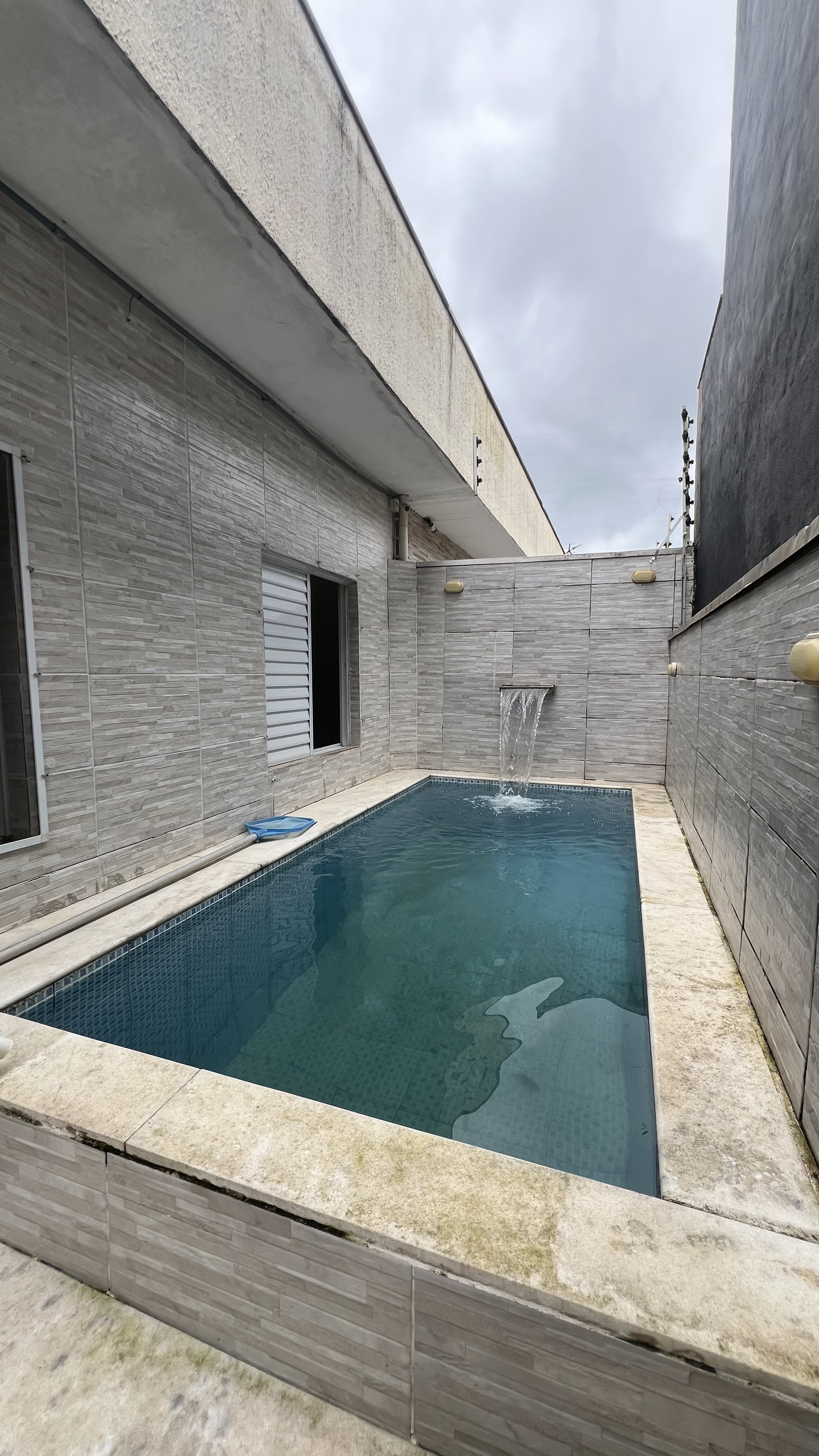 CASA EM COND. FECHADO COM PISCINA
