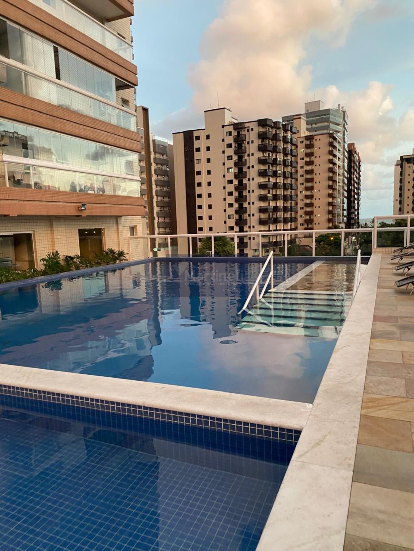 Apartamento à venda em Praia Grande-SP com 3 quartos, 3 suítes, 2 vagas de garagem e 145m² de área total.