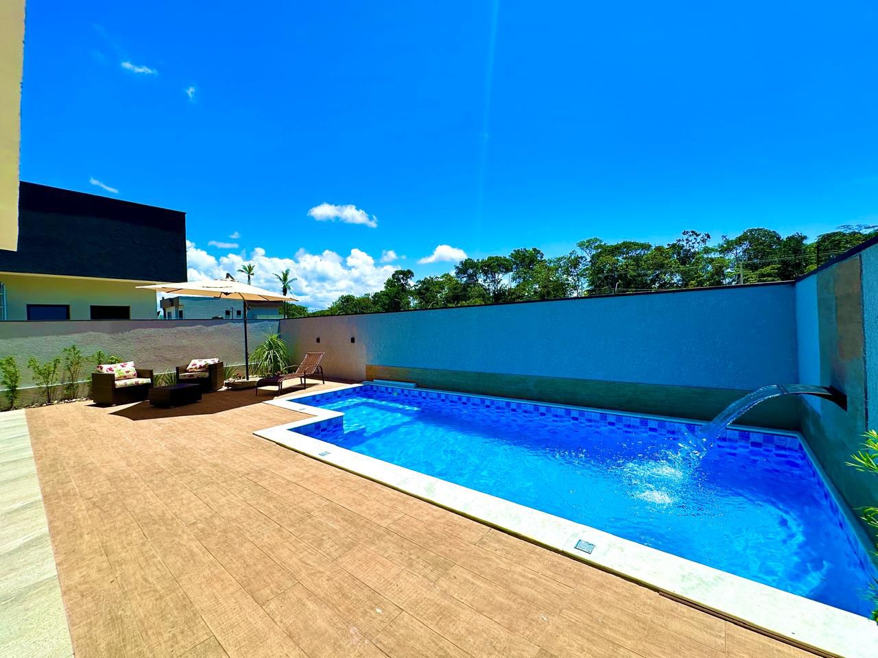 CASA TÉRREA EM PERUÍBE COM 3 SUÍTES Á VENDA