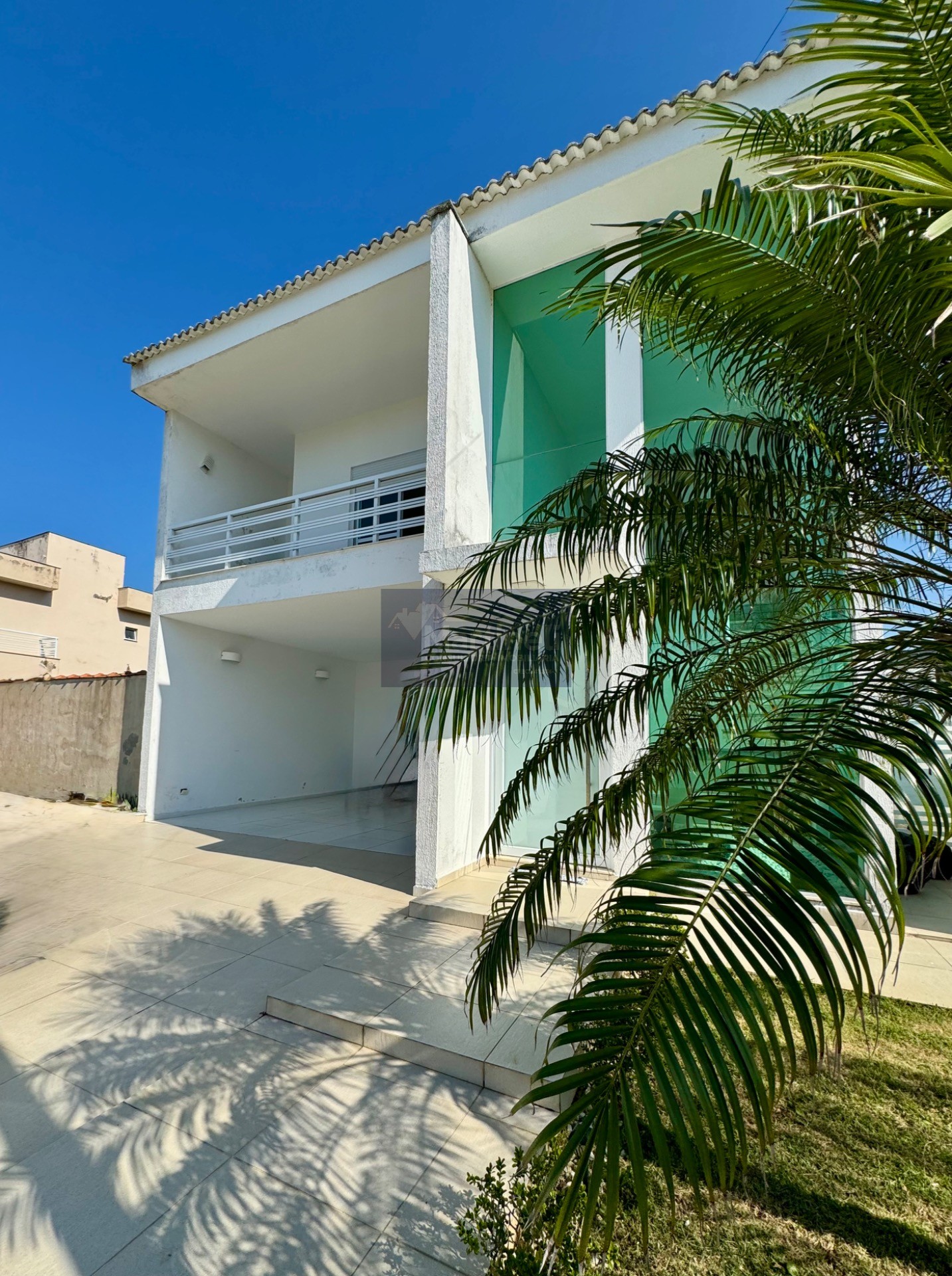 Casa de luxo em condomínio na Guacira, Itanhaém-SP: 3 quartos, 3 suítes, 3 salas, 5 banheiros, 3 vagas, 297m². Venha conferir!