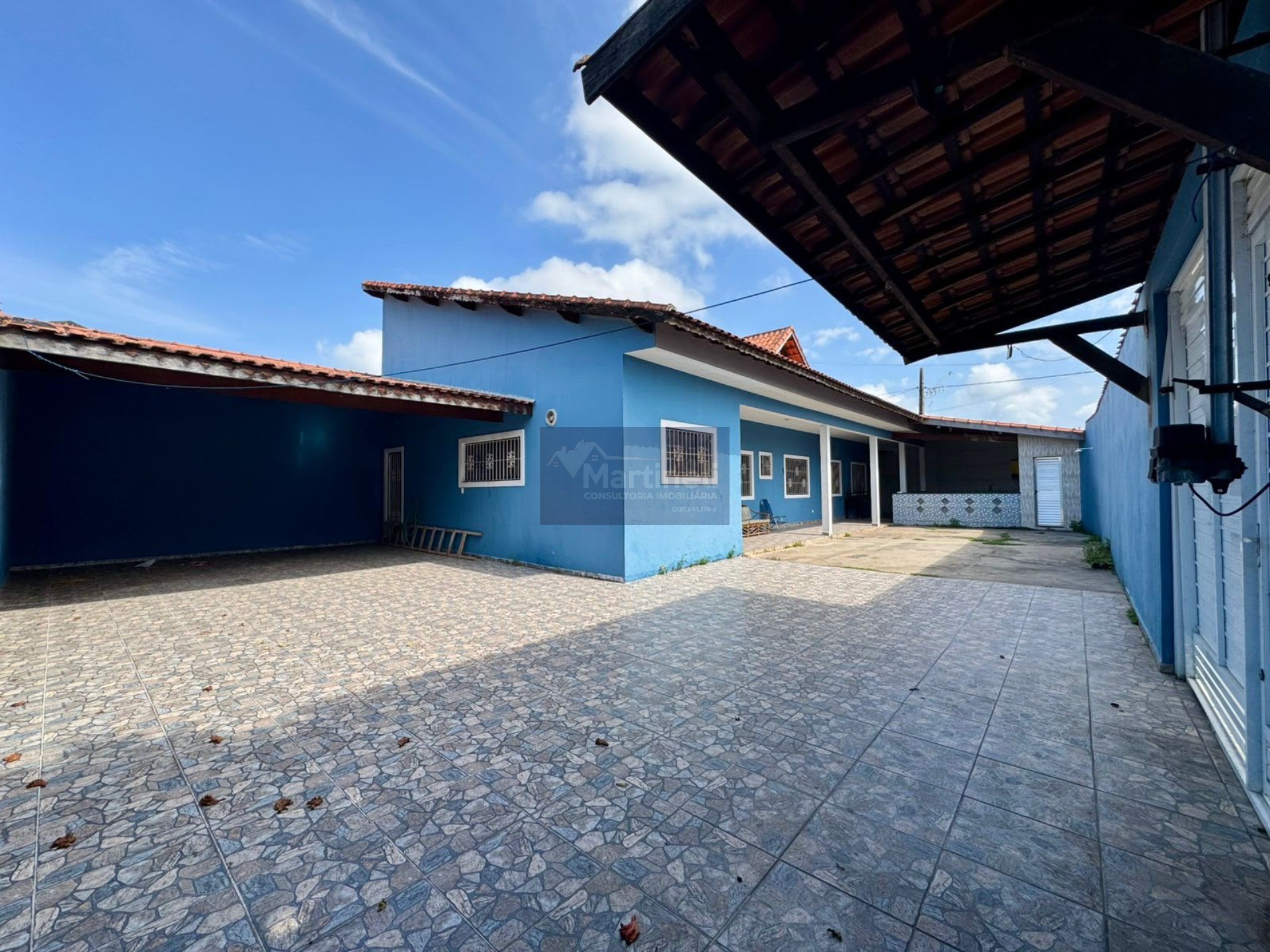Casa à venda em Itanhaém-SP, bairro Jamaica: 3 quartos, 2 suítes, 4 vagas de garagem, 190 m² - Imperdível!