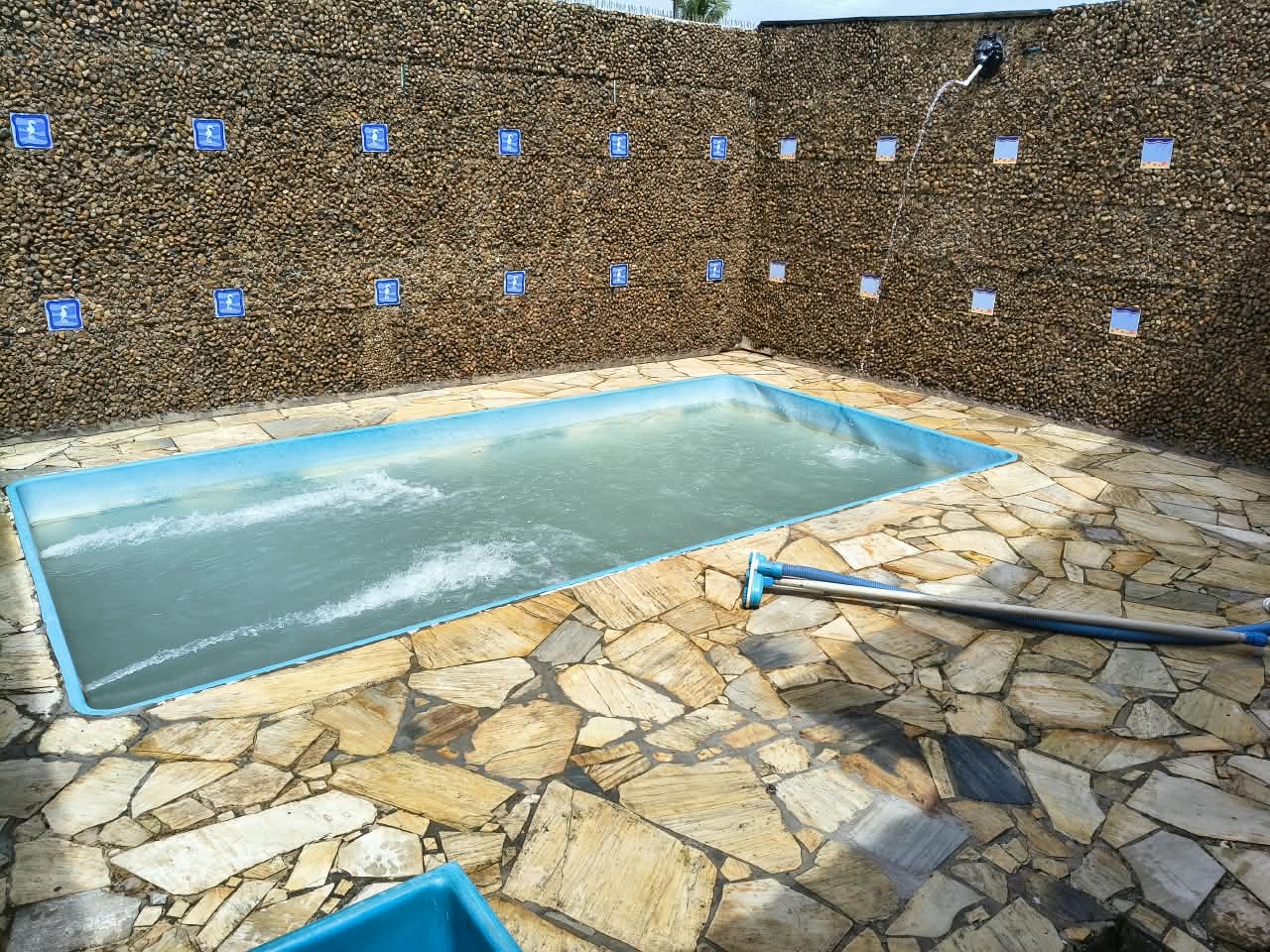 CASA COM PISCINA À VENDA