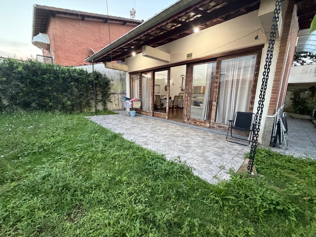 Casa com 3 quartos a 50 metros da praia