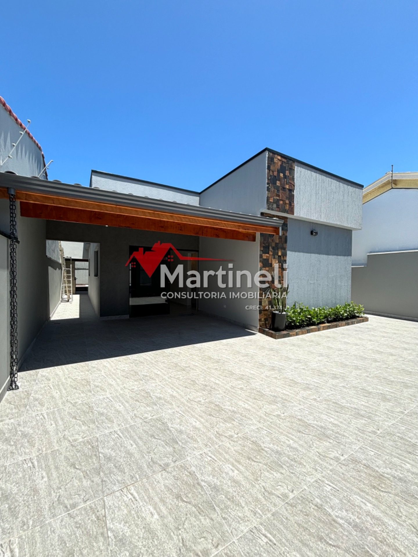 Imperdível! Casa à venda com 3 quartos (2 suítes), piscina e a poucos metros da praia em Itanhaém-SP.